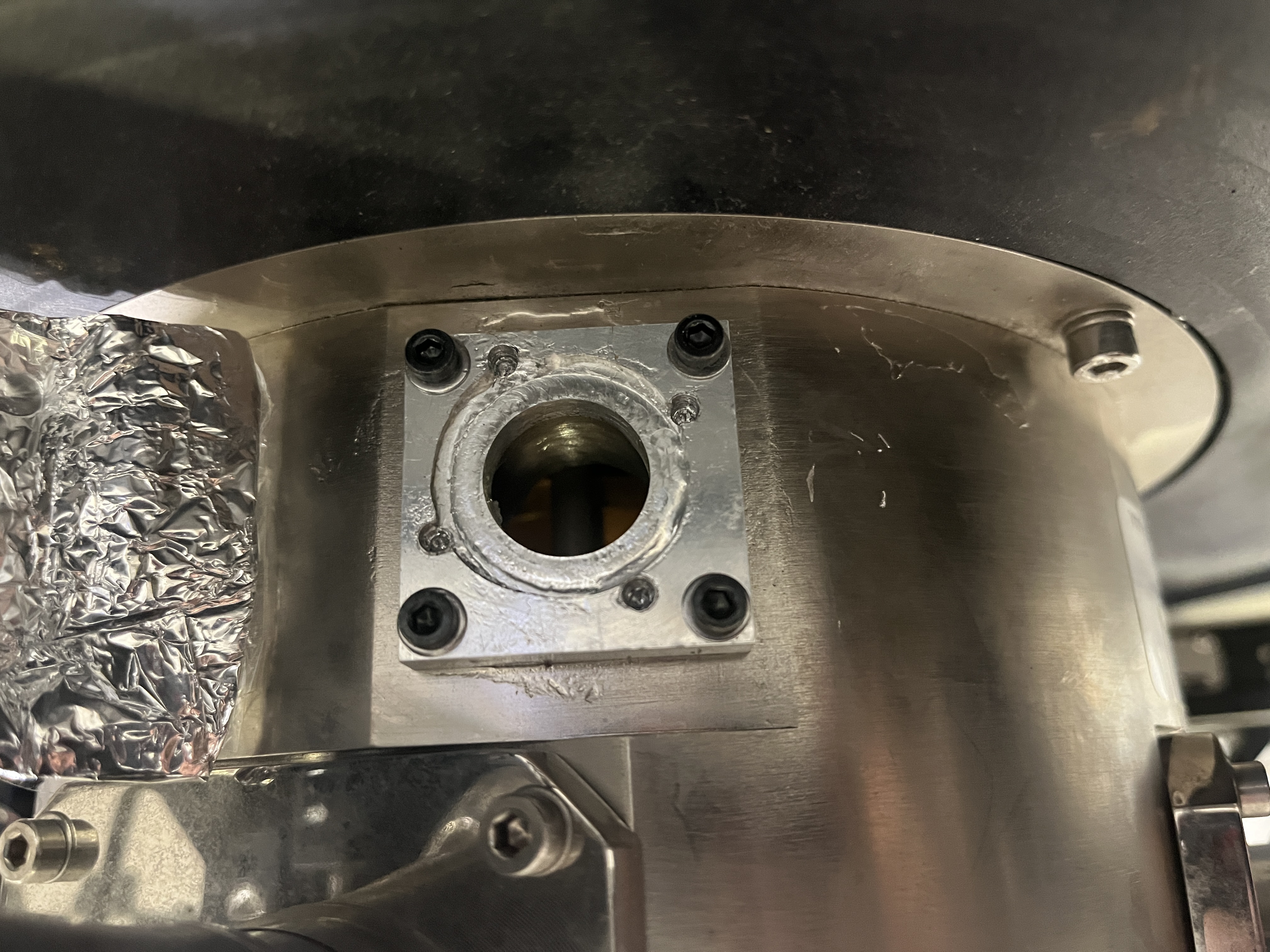 Cryogenic system vacuum and connector assembly